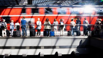Seit dem 1. September gelten wieder die regulären Fahrpreise. Der Senat will das ändern. 