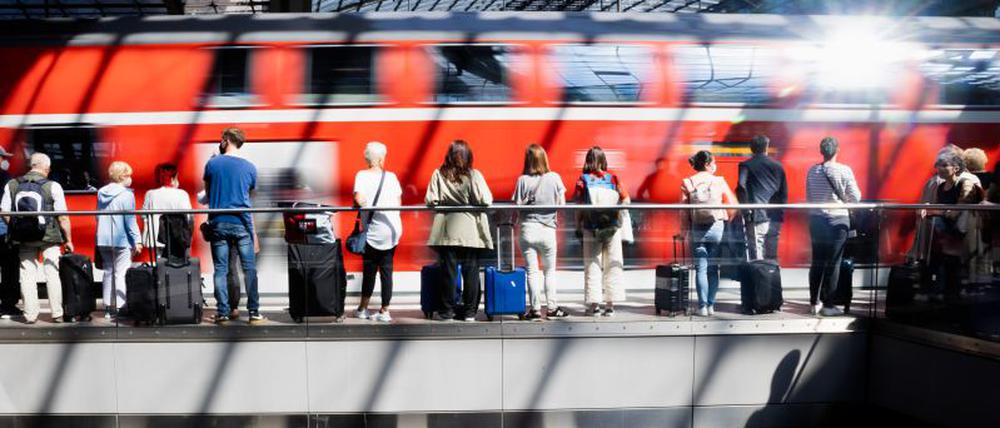 Seit dem 1. September gelten wieder die regulären Fahrpreise. Der Senat will das ändern.