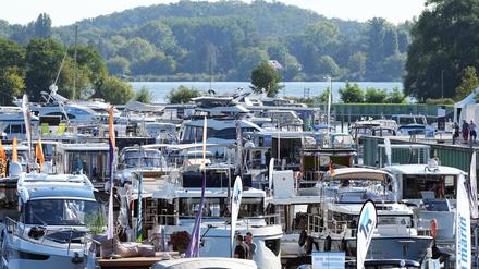 Boote und Yachten liegen am ersten Tag der Bootsmesse Boot & Fun Inwater 2022 in der Marina in den Havelauen. Während der Bootsschau sind nahe dem Großen Zernsee etwa 150 Boote, schwimmende Häuser, Segelyachten sowie Zubehör von Fachhändlern zu sehen und auszuprobieren.
