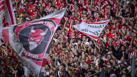 Union, du bist so wunderbar. Am vergangenen Wochenende schlugen die Berliner Schalke beim Auswärtsspiel mit 6:1, hier eine Szene aus dem Gästeblock. 