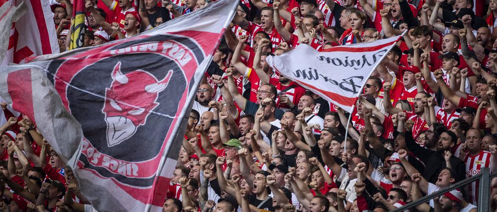 Union, du bist so wunderbar. Am vergangenen Wochenende schlugen die Berliner Schalke beim Auswärtsspiel mit 6:1, hier eine Szene aus dem Gästeblock.