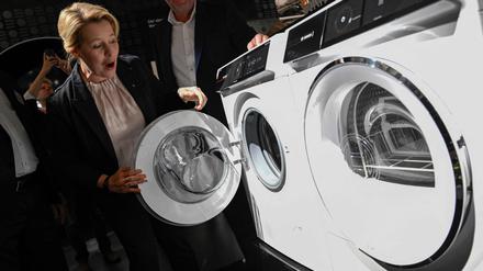 Seit knapp einem Jahrhundert begeistern neue technische Finessen das Publikum der Funkausstellung. Auch die Regierende Bürgermeisterin Franziska Giffey war bei ihrem Besuch am Freitag von der weißen Ware sichtlich angetan.
