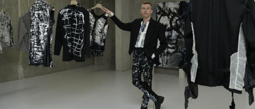Lucas Meyer-Leclère in mitten seiner Entwürfe in der Galerie Molitor. Dort sind sie bis zum 7.9. in der Kurfürstenstr. 143 in Schöneberg nur nach Anmeldung unter mail@galeriemolitor.com zu sehen.