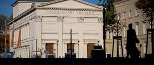 ARCHIV - 29.10.2012, Berlin: Das Maxim Gorki Theater. (zu dpa «Erste Roma Biennale startet in Berlin» vom 02.04.2018) Foto: Michael Kappeler/dpa +++ dpa-Bildfunk +++