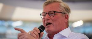 03.09.2022, Niedersachsen, Osnabrück: Bernd Althusmann (CDU), Spitzenkandidat für die Landtagswahl in Niedersachsen, spricht bei einer Wahlkampfveranstaltung. In Niedersachsen wird am 9. Oktober ein neuer Landtag gewählt. Foto: Lino Mirgeler/dpa +++ dpa-Bildfunk +++