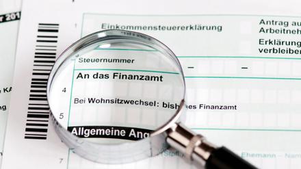 Der Steuerbescheid sollte genau unter die Lupe genommen werden: Manchmal kommt es vor, dass Finanzbeamte Steuern falsch festsetzen.