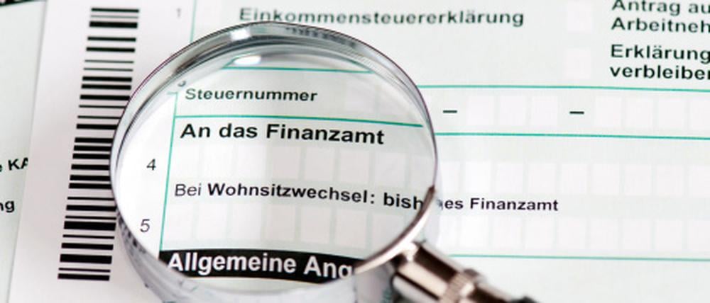 Der Steuerbescheid sollte genau unter die Lupe genommen werden: Manchmal kommt es vor, dass Finanzbeamte Steuern falsch festsetzen.