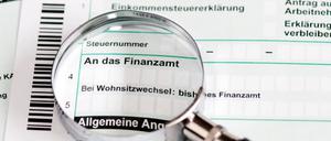 Der Steuerbescheid sollte genau unter die Lupe genommen werden: Manchmal kommt es vor, dass Finanzbeamte Steuern falsch festsetzen.