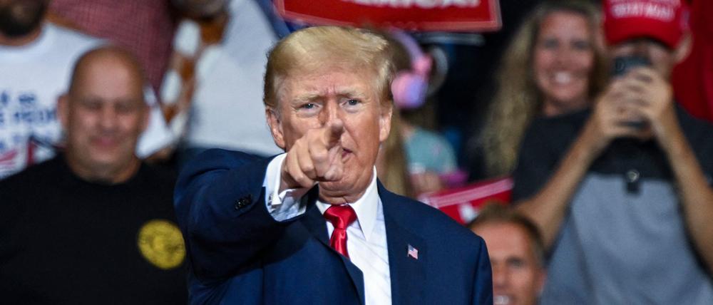 Der frühere US-Präsident schwört seine Anhänger ein.