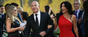 Jeff Bezos und Lauren Sanchez, Nachrichtensprecherin aus den USA, bei der Weltpremiere der "Herr der Ringe"-Serie.