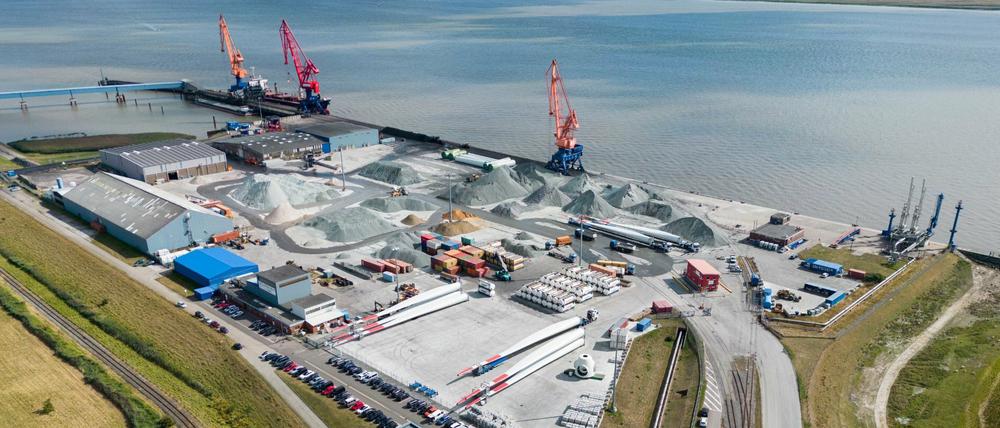 Auf dem Gelände des Elbehafens in Brunsbüttel soll ein schwimmendes Terminal zum Entladen von LNG gebaut werden (Archivbild vom 30. August 2022).