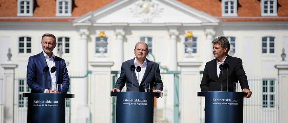 Die Laune ist besser als die Lage: Christian Lindner, Olaf Scholz und Robert Habeck (von links nach rechts) vor Schloss Meseberg.