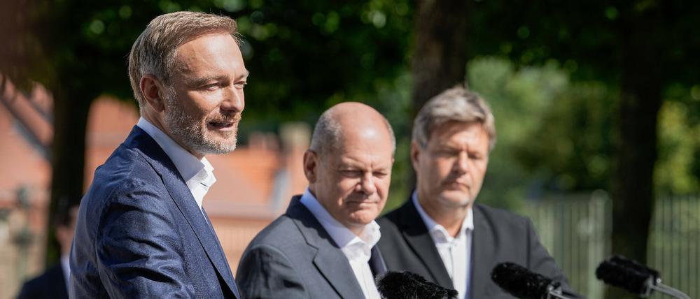 Krisengeschüttelt: die Ampel-Koalitionäre Christian Lindner, Olaf Scholz und Robert Habeck nach der Klausurtagung auf Schloss Meseberg.