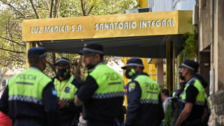 Polizisten am 1. September vor der Klinik Luz Médica in San Miguel de Tucumán.