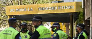 Polizisten am 1. September vor der Klinik Luz Médica in San Miguel de Tucumán.