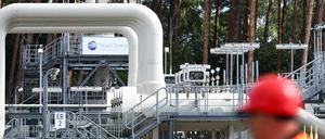 Ein Arbeiter steht vor der Pipeline Nordstream 1. 