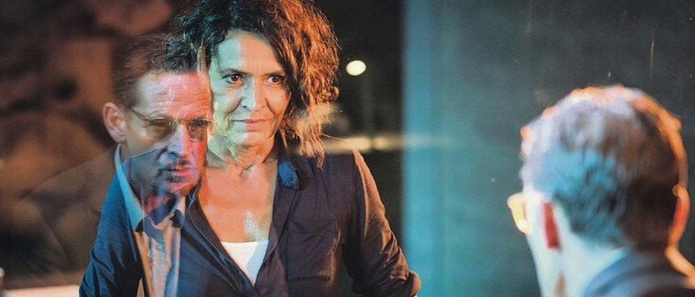 Schier übermenschliche weibliche Kräfte. Hat Lena Odenthal (Ulrike Folkerts) Oberstaatsanwalt Marquardt (Max Tidof) endlich von ihrer Verhörtaktik überzeugt?