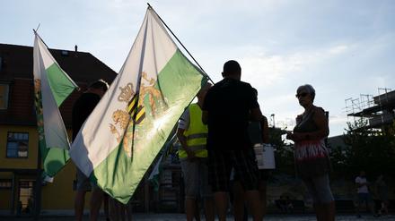 Teilnehmer einer Kundgebung der rechtsextremen Kleinstpartei "Freie Sachsen" am 09. August 2022 in Heidenau (Archivbild).