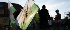 Teilnehmer einer Kundgebung der rechtsextremen Kleinstpartei "Freie Sachsen" am 09. August 2022 in Heidenau (Archivbild).