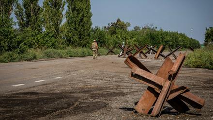 Ein ukrainischer Soldaten an einem Checkpoint im Süden des Landes. 