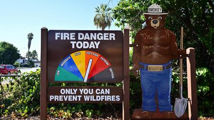 Der Pfeil auf dem Schild „Fire Danger Today“ (Brandgefahr heute) zeigt auf „Very High“ (sehr hoch).