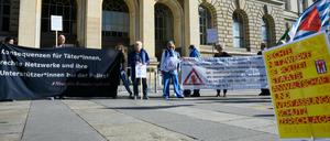 Demonstranten stehen mit Transparenten bei einer Kundgebung anlässlich der Sitzung des Untersuchungsausschusses "Neukölln" vor dem Berliner Abgeordnetenhaus.