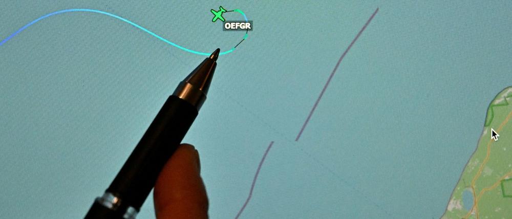Eine Person zeigt auf die letzte bekannte Position der Cessna vor der Küste Lettlands. 