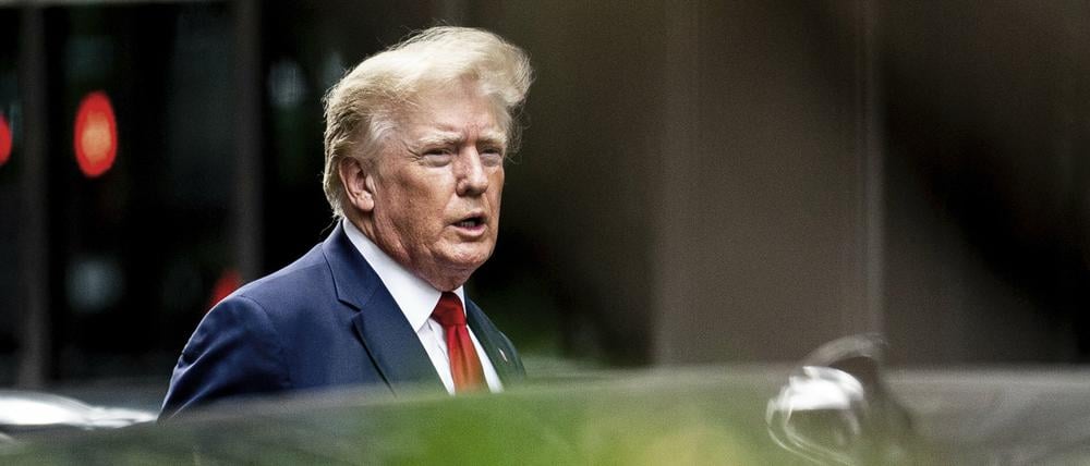 Donald Trump, ehemaliger Präsident der USA, verlässt den Trump Tower auf dem Weg zur New Yorker Generalstaatsanwaltschaft.