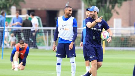 Trainer Sandro Schwarz (re., mit Kevin-Prince Boateng) will mit Hertha den ersten Sieg einfahren. 