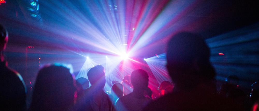 Dem „Spiegel“ sagte eine 27-Jährige, sie habe zwar von Dreharbeiten in dem Club gewusst, den „Stich“ aber damit nicht in Zusammenhang gebracht und die Situation „als sehr missbräuchlich“ empfunden.
