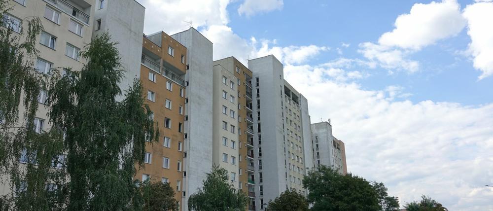 Häuserfront und parkende Autos in Białołęka, einem Warschauer Distrikt.