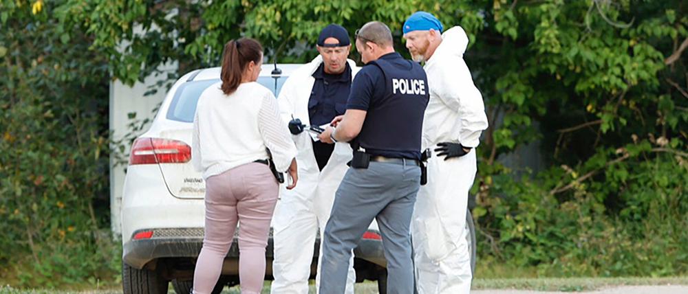 Polizeiangehörige bei den Ermittlungen an einem der Tatorte im kanadischen Weldon in der Provinz Saskatchewan.