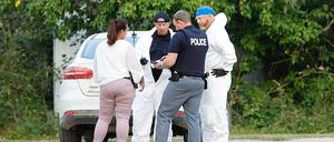 Polizeiangehörige bei den Ermittlungen an einem der Tatorte im kanadischen Weldon in der Provinz Saskatchewan.