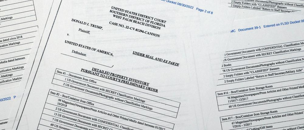 Seiten der FBI-Liste von Gegenständen, die auf dem Anwesen von Trump beschlagnahmt wurden.
