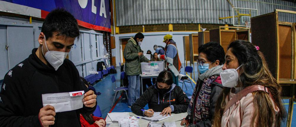 Ein Wahlhelfer zeigt eine ablehnende Stimme bei der Volksabstimmung über die neue Verfassung von Chile 2022.