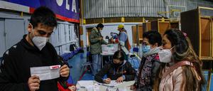 Ein Wahlhelfer zeigt eine ablehnende Stimme bei der Volksabstimmung über die neue Verfassung von Chile 2022. 