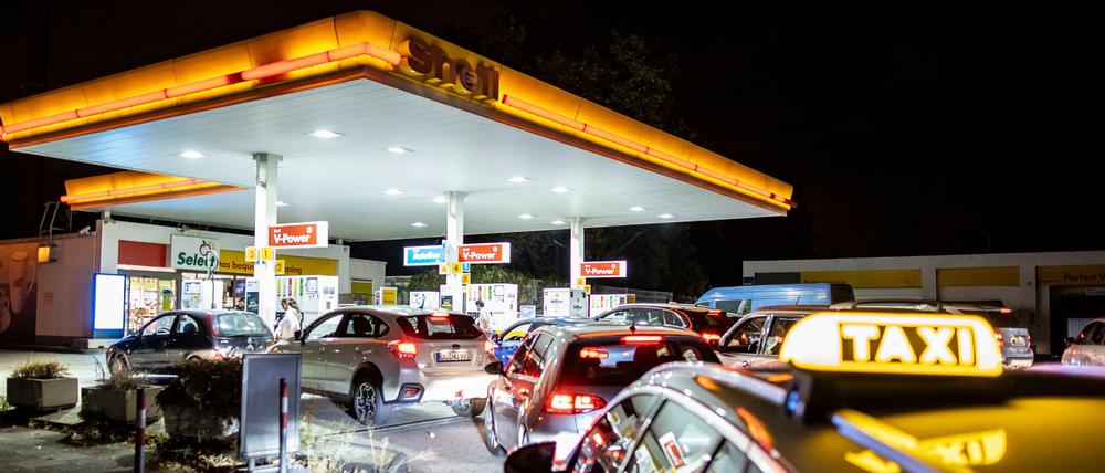 Duisburg: Lange Schlangen an einer Tankstelle in Duisburg am letzten Tag der Steuersenkung auf den Spritpreis.