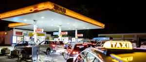 Duisburg: Lange Schlangen an einer Tankstelle in Duisburg am letzten Tag der Steuersenkung auf den Spritpreis.