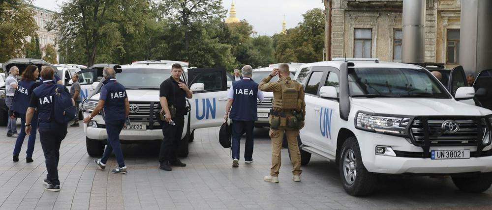Ein Expertenteam der IAEA besteigt UN-Fahrzeuge, um zu Europas größtem Kernkraftwerk Saporischschja zu fahren.