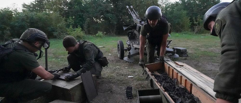 Ukrainische Soldaten bereiten ihre Waffen für den Beschuss russischer Stellungen in der Region Charkiw vor.