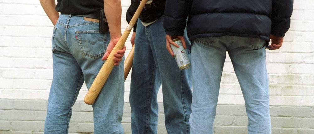 Stark nur mit Baseballschlägern: Rechte Skinheads.
