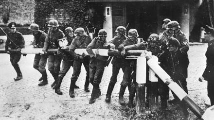 Beim Einmarsch in Polen reißen Soldaten der Wehrmacht einen Schlagbaum nieder.