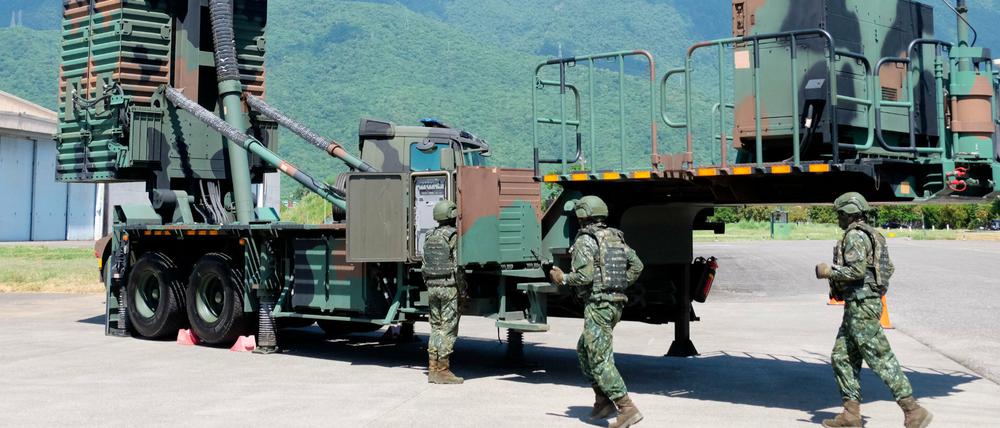 Bei einer Militärübung in Taiwan bedienen Soldaten bedienen ein Sky Bow III (Tien-Kung III) Boden-Luft-Raketensystem