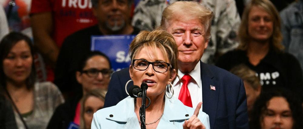 Sarah Palin bei einem Auftritt im Juli zusammen mit Ex-Präsident Donald Trump.