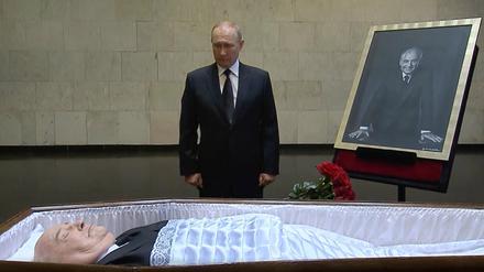 Wladimir Putin, Präsident von Russland, am Sarg des dem ehemaligen sowjetischen Präsidenten Michail Gorbatschow im Zentralklinikum in Moskau. 