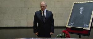Wladimir Putin, Präsident von Russland, am Sarg des dem ehemaligen sowjetischen Präsidenten Michail Gorbatschow im Zentralklinikum in Moskau. 