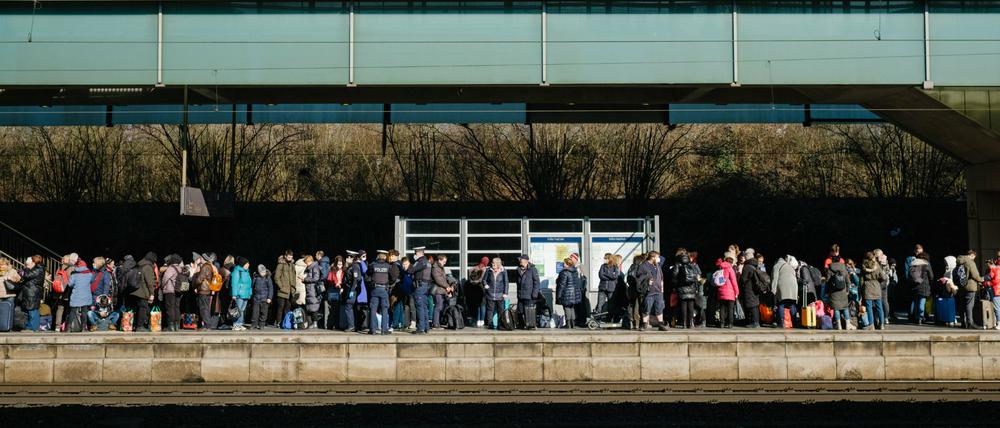 Geflüchtete aus der Ukraine warten an einem überfüllten Bahnsteig in Niedersachsen