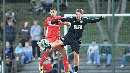 Neue Runde. Auch Tasmania und Delay Sports sind im Pokal dabei. Hier eine Szene aus dem Testspiel im Juli (Elias Tamim, li., gegen Delays Bilal Kamarieh). 