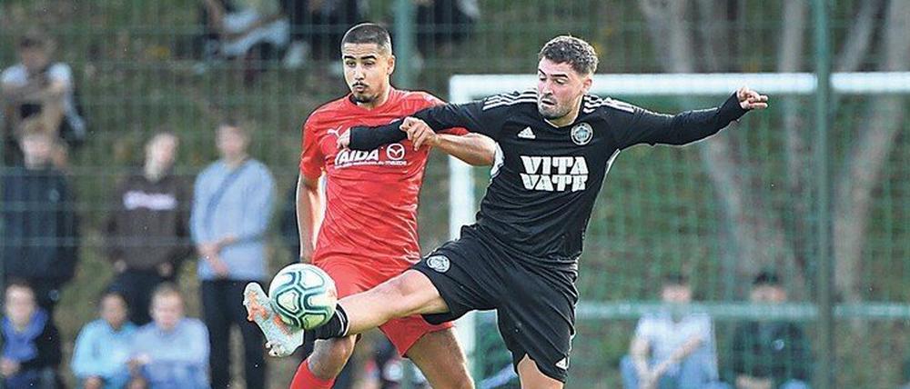 Neue Runde. Auch Tasmania und Delay Sports sind im Pokal dabei. Hier eine Szene aus dem Testspiel im Juli (Elias Tamim, li., gegen Delays Bilal Kamarieh).