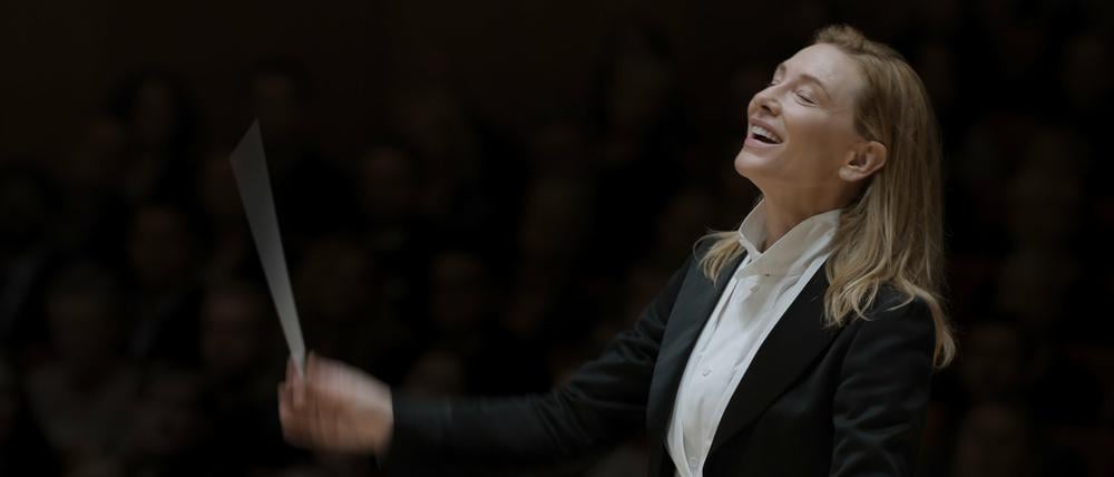 Cate Blanchett spielt in Todd Fields „Tár“ eine berühmte Dirigentin, die in einen MeToo-Skandal verwickelt wird.